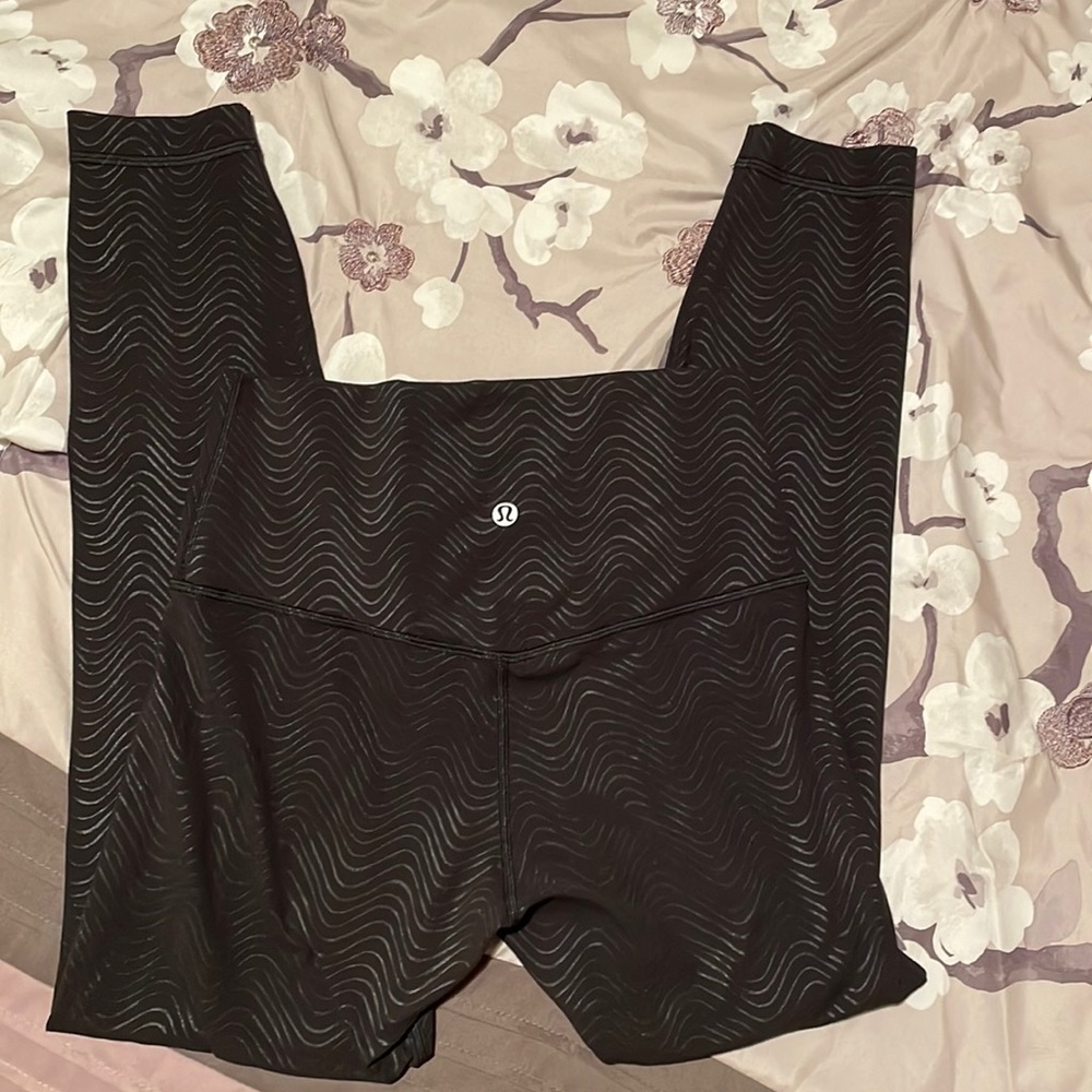 Lululemon Align leggings 25” inseam black foil print size 6 RARE